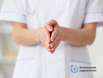 Врач со сложенными ладонями